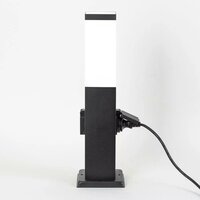 Stehende Au&szlig;enleuchte mit Steckdose Fiss | Schwarz | 45cm