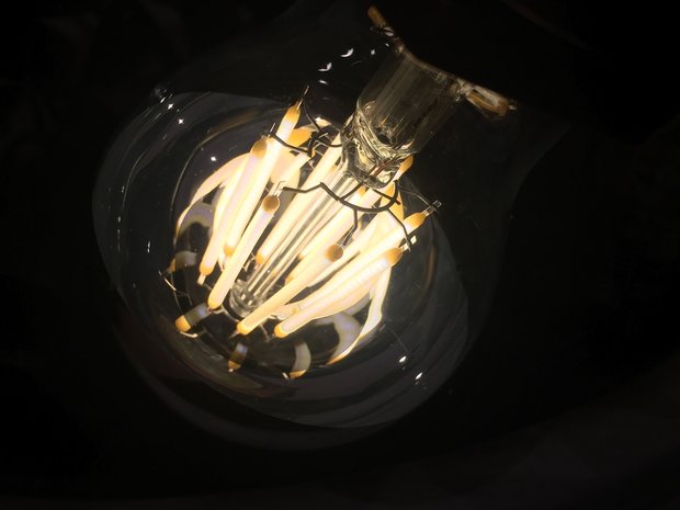 LED Filament Kopspiegellamp 8W 2700K (A60) ingezoomd