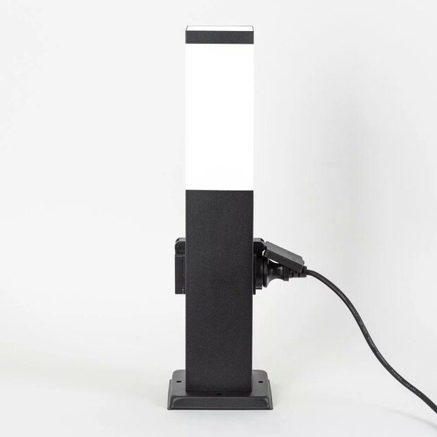 Stehende Au&szlig;enleuchte mit Steckdose Fiss | Schwarz | 45cm