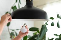 Sollten Sie den Strom ausschalten, wenn Sie eine Lampe installieren?