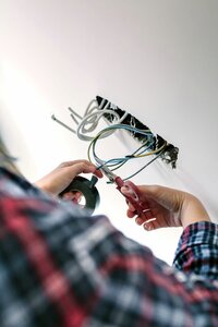 Hoe kort ik het snoer van de hanglamp in?